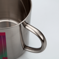 Edelstahltasse von leicht schräg oben, Henkel und Innenseite von Tasse sichtbar