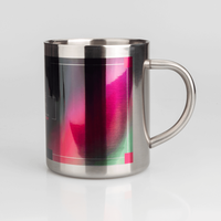 Seitenansicht der Edelstahltasse, Fotodruck und Henkel zu sehen