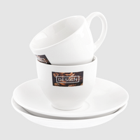 Tassenset mit Untertasse gestapelt