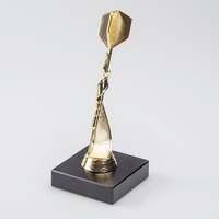 Figurenpokal Dart Gold auf Sockel, stehend