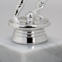 Figurenpokal Fußball SILBER auf Sockel, stehend