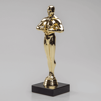 Figurenpokal Hero groß auf Sockel, Gold, stehend