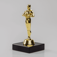 Figurenpokal Hero klein auf Sockel, Gold, stehend