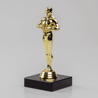 Figurenpokal Hero mittel auf Sockel, Gold, stehend