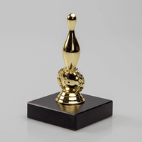 Figurenpokal Kegel auf Sockel, Gold, stehend