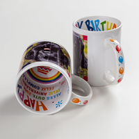 Zwei Geburtstagstassen, eine liegend eine stehend