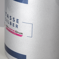 Detailansicht Fototasse silber-metallic, Innenseite weiß, Außenseite und Henkel silber-metallic, mit brillantem Druck