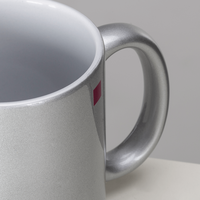 Henkelansicht Fototasse silber-metallic, Innenseite weiß, Außenseite und Henkel silber-metallic, mit brillantem Druck