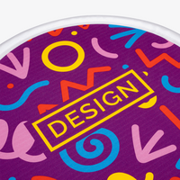 Nahaufnahme bedrucktes weißes Frisbee 