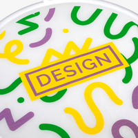 Nahaufnahme bedrucktes weißes Frisbee 