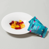 Fruchtgummi, farbig bedruckt, liegend, Gummibärchen in Teller