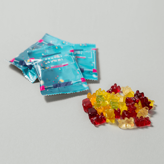 Tütchen, farbig bedruckt, liegend mit Fruchtgummi