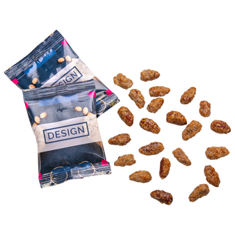 Mandel liegend neben Verpackung