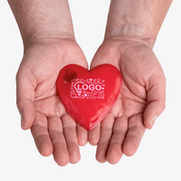 Hände die ein bedrucktes Wärmekissen halten 