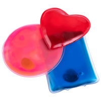 gestapelte Wärmekissen in verschiedenen Formen und Farben