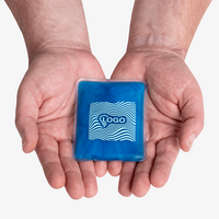 Hände die ein Wärmekissen bedruckt blau halten 