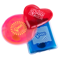 gestapelte Wärmekissen in verschiedenen Formen und Farben