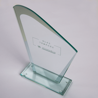 Trophae, mit gravur, stehend