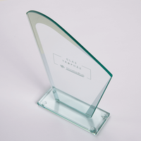 Trophae, mit gravur, stehend