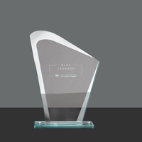 Trophae, mit gravur, stehend