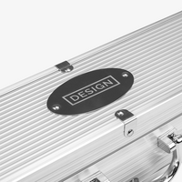 Nahaufnahme graviertes Kofferemblem