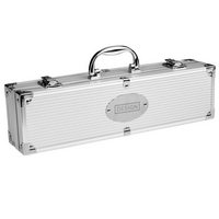geschlossener Aluminiumkoffer mit graviertem Eblem