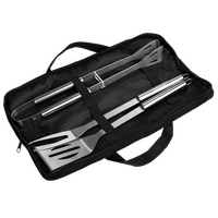 offene Tasche mit graviertem Grillbesteck