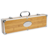 geschlossener Koffer in Bambusoptik mit Eblem 