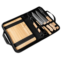 offene Tasche mit Grillbesteck, Schneidebrett und Messern unbedruckt