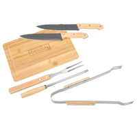 graviertes Grillbesteck und Schneidebrett mit Messern 