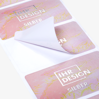 Hochwertige Etiketten auf Rolle mit SIlber Prägung rund farbig bedruckt Detail