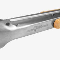 Nahaufnahme von Zangenhals mit Gravur