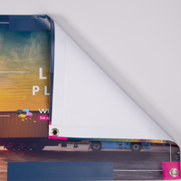 Anhängerplane, farbig bedruckt, geklappt mit Ösen und Saum