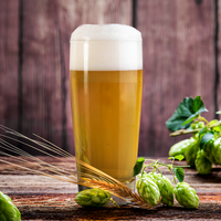 Bierglas gefüllt auf Tisch