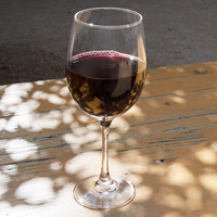 Rotweinglas mit Wein auf Tisch