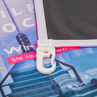 Textilbanner, farbig bedruckt, schwarze Rückseite geklappt mit Karabiner