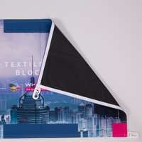 Textilbanner, farbig bedruckt, schwarze Rückseite geklappt mit Karabiner