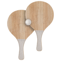 zwei Schläger mit Griff aus Weizenstroh und Ball