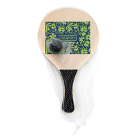 Schläger in netzumverpackung mit Ball