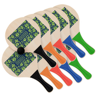 Schläger aufgereiht in verschiedenen Farben mit Ball