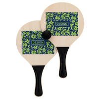 zwei Schläger mit schwarzem Griff und Ball