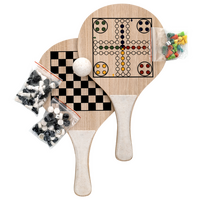 zwei Schläger mit Brettspielen und Zubehör