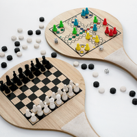 zwei Schläger mit Spielen 