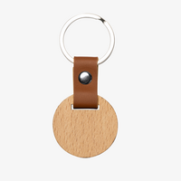 Holz-Schlüsselanhänger rund mit Leder hängend