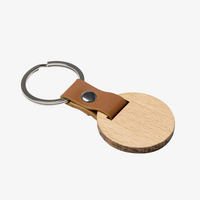 Holz-Schlüsselanhänger rund mit Leder liegend