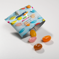 Tütchen mit Jelly Beans ausgeschüttet