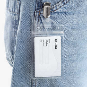 Kartenclip mit Hülle im Hochformat (68 x 115 mm) unbedruckt, getragen