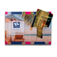 Kartenhülle, farbig bedruckt, liegend, aufgeklappt mit Visitenkarte