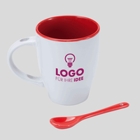 Keramiktasse mit Löffel, rote Tasse, Löffel liegt vor Tasse