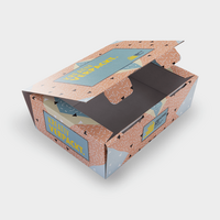 Klappdeckelkarton (28 x 23 x 16 cm), farbig bedruckt, Motiv